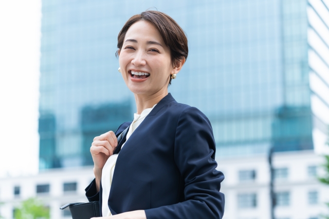 バッグを持つショートヘアーの女性